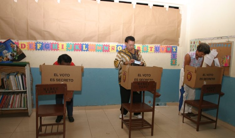 De acuerdo con el padrón electoral para las próximas elecciones, un promedio de 2.7 millones de ciudadanos están habilitados para votar por siete candidatos presidenciales. /Foto Archivo 