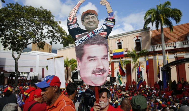 Partidarios chavistas durante reciente marcha de apoyo a Maduro. AP