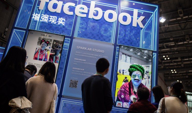 A medida que aumentaba el número de usuarios, también lo hacían las ganancias de la empresa y las de su creador. Antes de cumplir los 30 años, Zuckerberg ya era uno de los hombres más ricos del mundo.