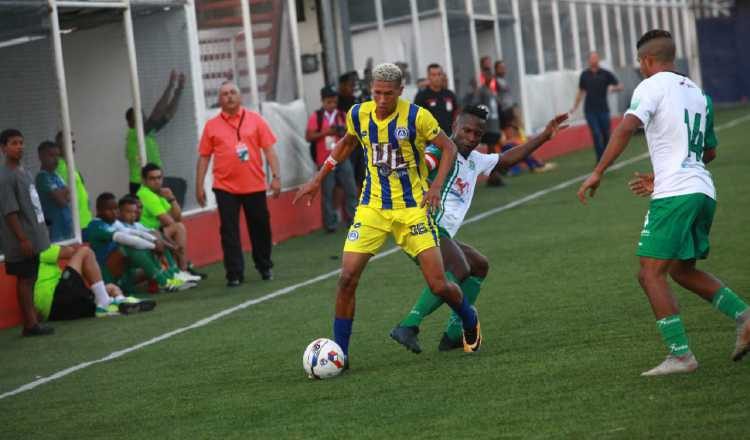 Universitario asumió el control del partido desde temprano, cuando anotó dos de sus tres goles. Anayansi Gamez