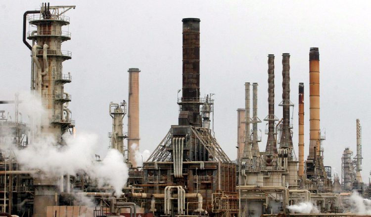 Indica que EE.UU. busca apropiarse de los campos petroleros. EFE