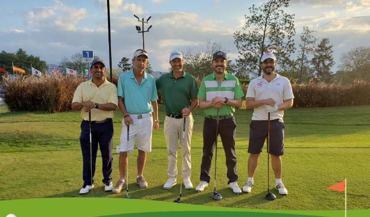 Los campeones de la edición de este año posan previo a su salida, en el hoyo 1 del Club de Golf de Panamá. Cortesía