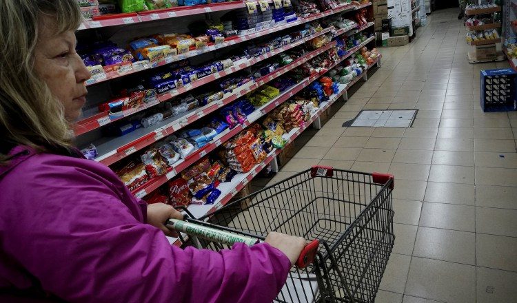 El costo de la canasta básica alimentaria (CBA) alcanzó en enero pasado 460.95 dólares. EFE