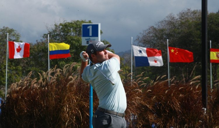 1- Ben Taylor en su salida del hoyo 1, ayer en Cerro Viento. Anayansi Gamez