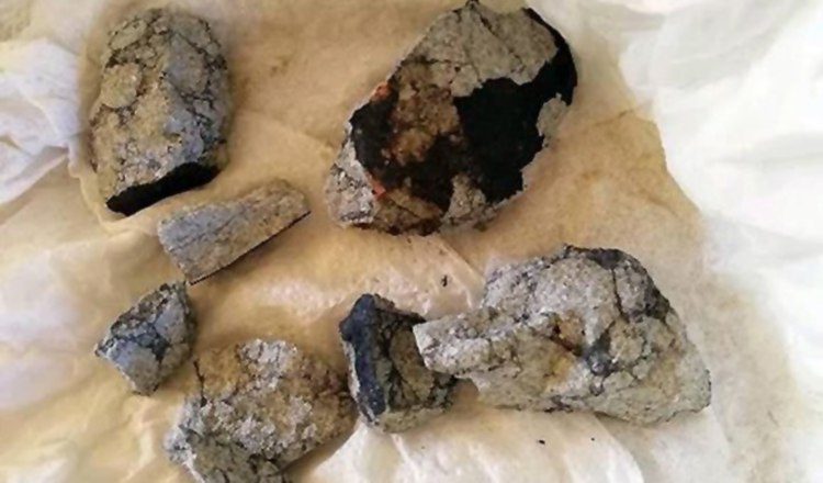Vista de los fragmentos del meteorito que cayeron en Cuba. EFE