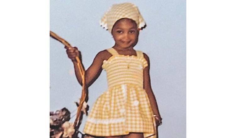 A los 14 años fue descubierta por la directora de la agencia Synchro mientras paseaba por el londinense Covent Garden. La chica, de ascendencia jamaicana y asiática, solo había tomado  clases de "ballet" clásico.