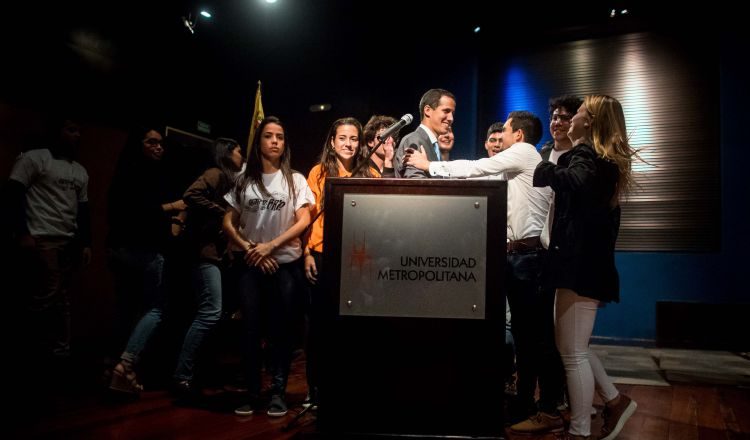 Juan Guaidó (c) en un acto ayer en la Universidad Metropolitana. EFE