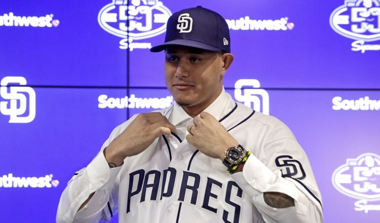 Manny Machado se pone la camisa de los Padres de San Diego. AP