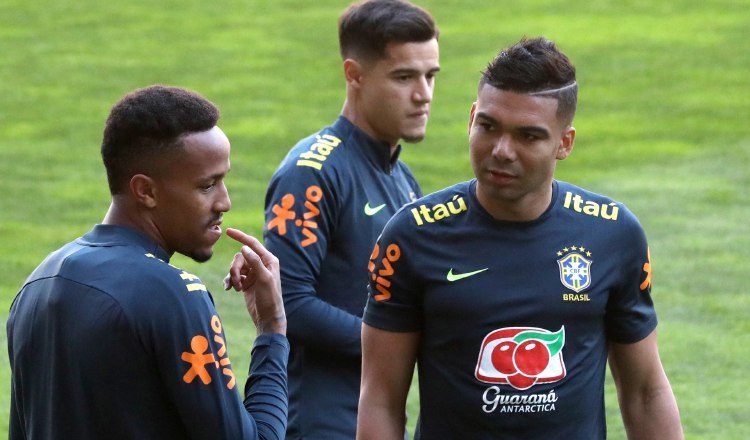 Eder Militao (izq.), Casemiro (dcha.) y Coutinho (c) durante el entrenamiento realizado en el estadio de Bessa, en Oporto, ayer. EFE