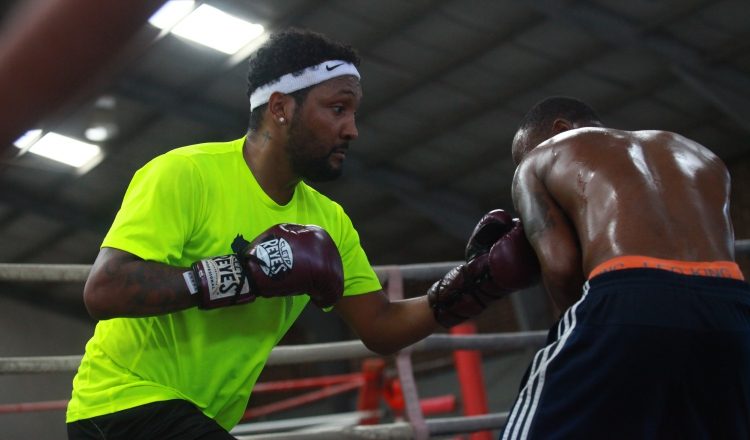 Anselmo "Chemito" Moreno se prepara para su combate. Anayansi Gamez