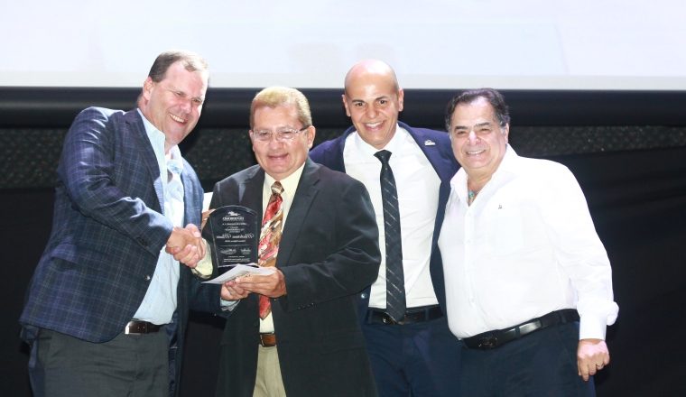 Lucas Alemán premia  a Odín Londoño por Macherano Manía.