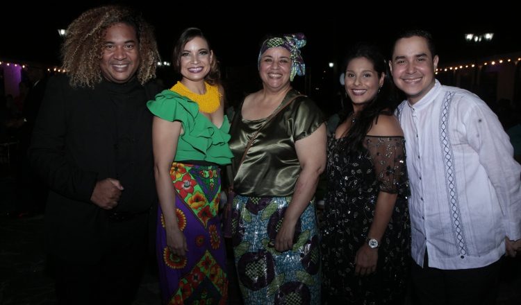 1.  Carlos Quintana, Maicel Bermúdez, Charo Barrera, Meche Ochoa y Aníbal Espinosa.