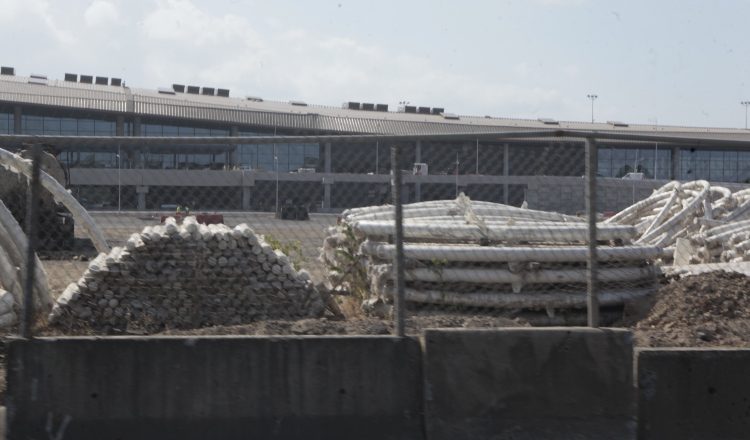 La parcela destinada a los estacionamientos solo es el depósito de los pilotes blancos. Archivo