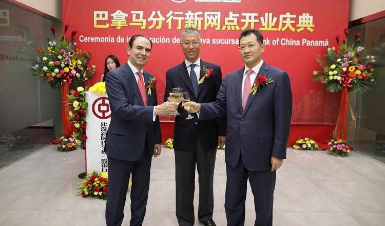 1.  Ricardo Fernández, Wei Quiang y Zhang Gang.