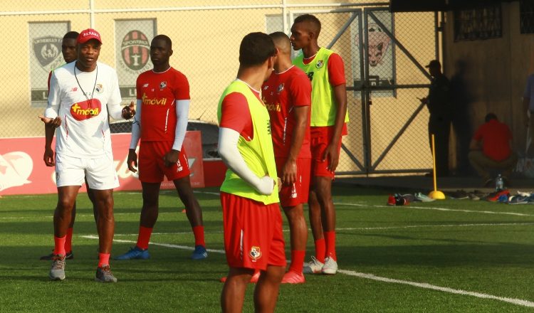<Julio Dely entrena a los jugadores sub-22. Anayansi Gamez