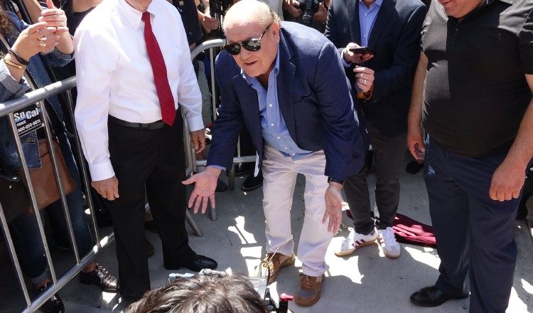 El cantautor Leo Dan recibió este jueves d una estrella maya en el Paseo de la Fama de Plaza México. https://www.hoylosangeles.com/