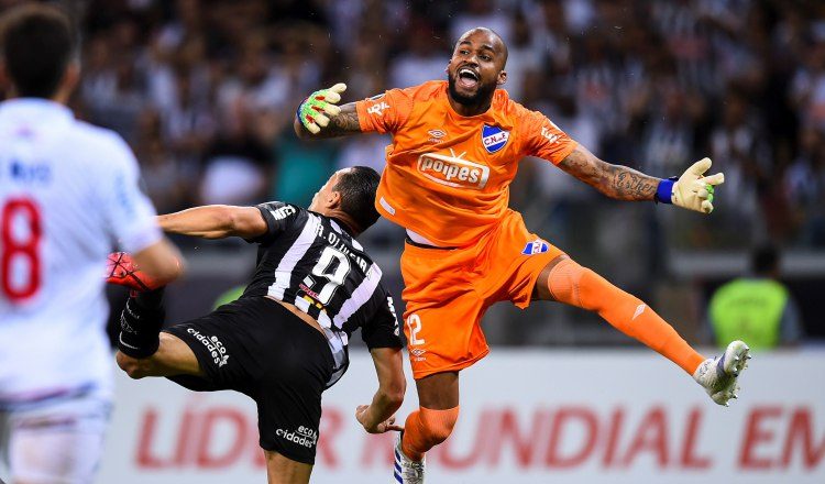 El jugador Ricardo Oliveira, del Atlético Mineiro (izq.), en una jugada contra Luis "Manotas" Mejía, del Nacional. EFE