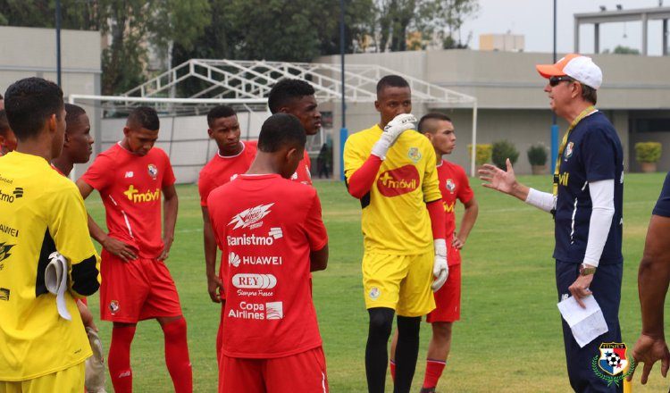 El técnico Gary Stempel (der.) conversa con los jugadores de la Sub-17. @Fepafut