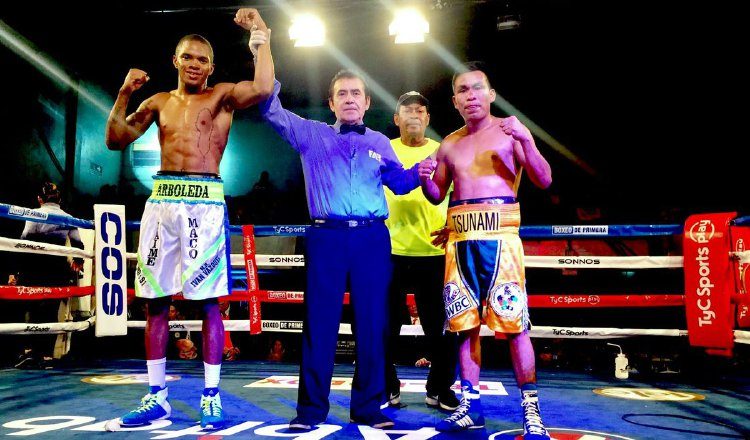 Jaime Arboleda (izq.) ganó por nocaut. @LittleJames507