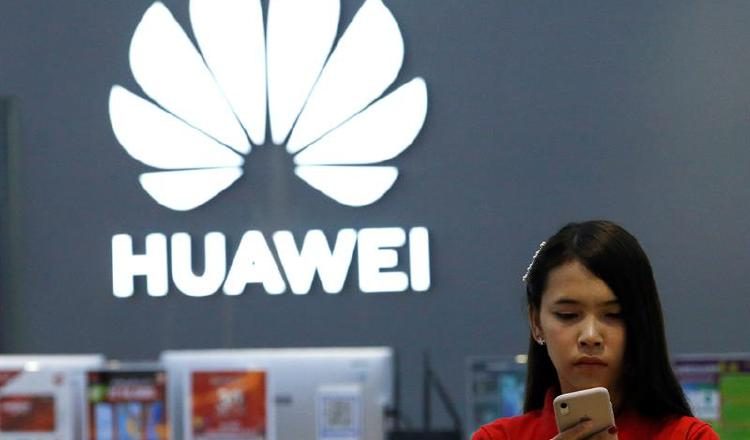 Medios indican que la restricción "podría destruir" el mercado externo de Huawei. EFE