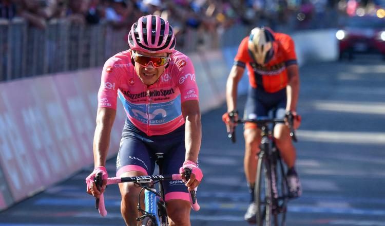 Richard Carapaz es líder del Giro de Italia. AP
