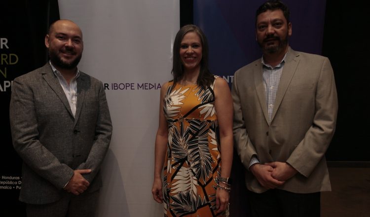 1.  Francisco Carvajal, Vivian Gálvez y Jorge Martín Frech.