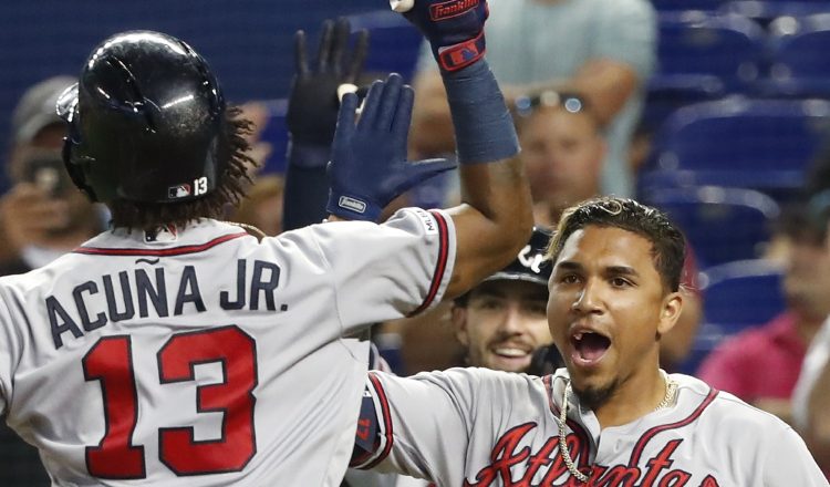 Camargo (der.) felicita a Acuña por su jonrón. Foto: AP