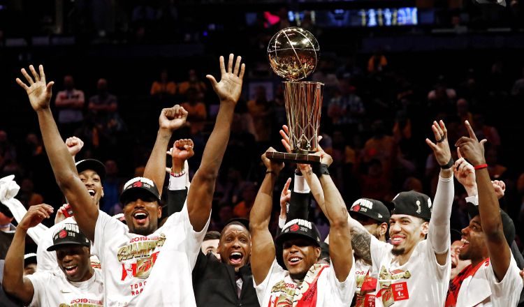 Kyle Lowry, de los Raptors, alza el trofeo de campeón de la NBA. EFE