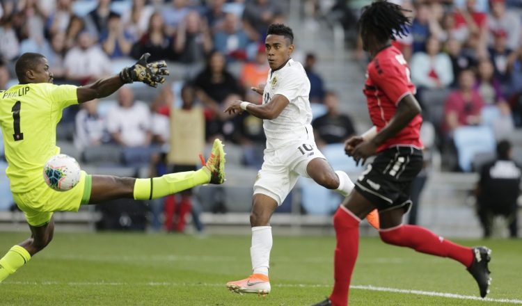 Édgar Yoel Bárcenas (centro) anota el segundo gol panameño. AP