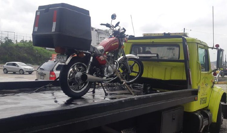 La motocicleta fue removida en una grúa.