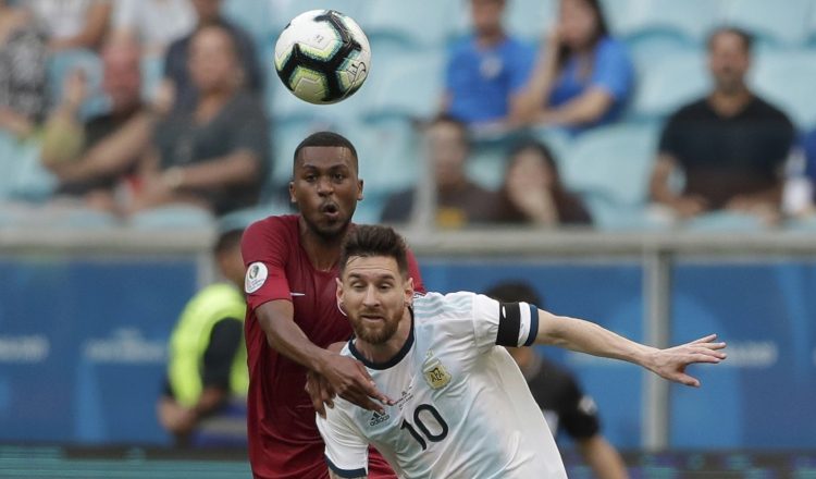 Leo Messi lucha por el balón durante el partido entre Argentina y Catar. 