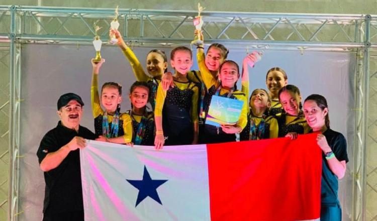 Las campeonas con sus trofeos.