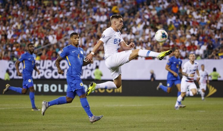Tyler Boyd de EE.UU contra el balón en el partido ante Curazao. AP