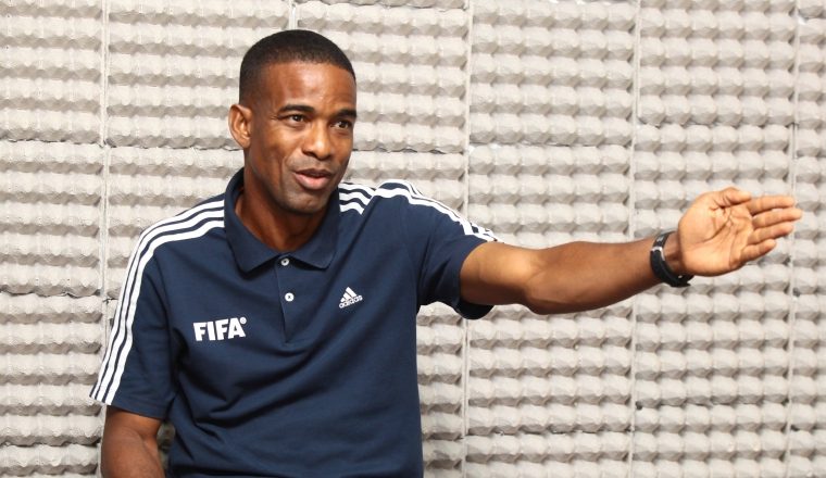 Roberto Moreno, árbitro mundialista en Brasil 2014.