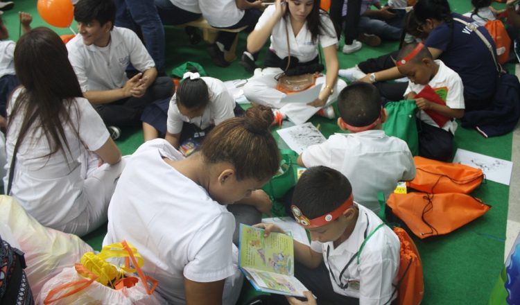 Disfrutan cada momento de la experiencia de leer y de la Feria del Libro en general, gracias a "Mi futuro está en tus manos". Foto: Cortesía Fundación Tía Dora.