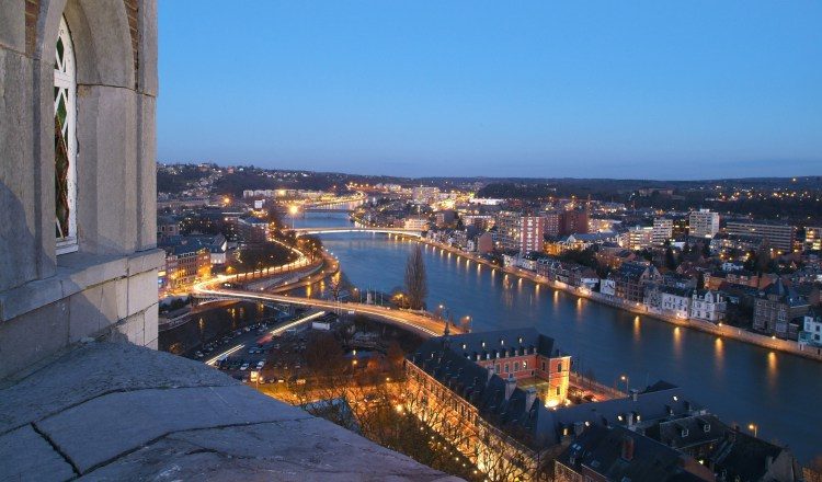 1.  Ciudad de Namur, capital de la Región Valona, ubicada en la confluencia de los ríos Sambre y Mosa.