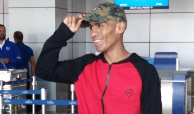 Ricardo "El Científico" Núñez viajó en el límite del peso para su combate por la corona superpluma de la AMB. Anayansi Gamez