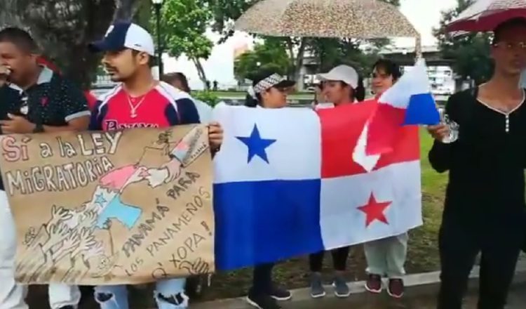 Activistas del movimiento "Panamá para los panameños" portaron pancartas de respaldo a ley migratoria.  Foto Twitter