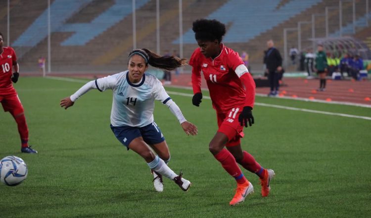 Natalia Mills (derecha) fue una de las mejores jugadoras de Panamá contra Argentina. Foto Comité Olímpico de Panamá