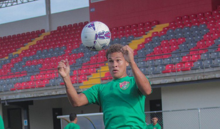 Gabriel "Loco" Ávila remata el balón de cabeza, durante los entrenamientos de Chiriquí. @Atl_chiriqui