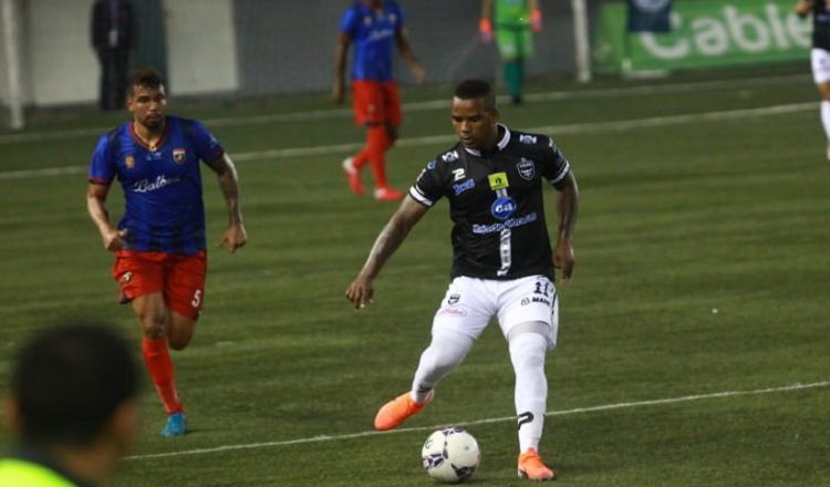 Enrico Smal anotó el gol que le dio el triunfo a Tauro. Foto: Anayansi Gamez