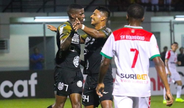 José Fajardo festeja su gol con Jorman Aguilar, anoche en el estadio Agustín "Muquita" Sánchez de La Chorrera. @CAIPanama
