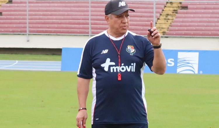 Américo Gallego entrena a puerta cerrada.