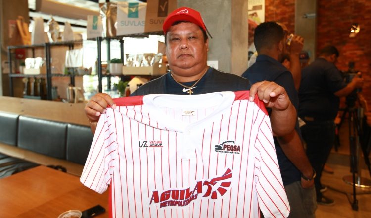 José Murillo III piloto de las Águilas Metropolitanas. Anayansi Gamez