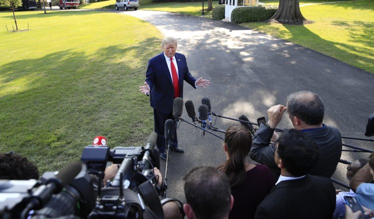 El presidente Donald Trump, atiende a un grupo de periodistas que lo cuestionan sobre Irán. FOTO/AP
