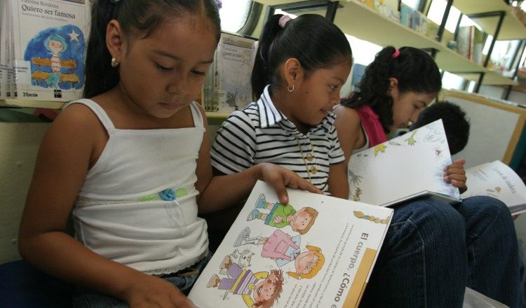 El amor por la lectura empieza desde la niñez. Promotores de la lectura fomentan este interés cada uno desde su espacio personal o profesional. Foto: Panamá América