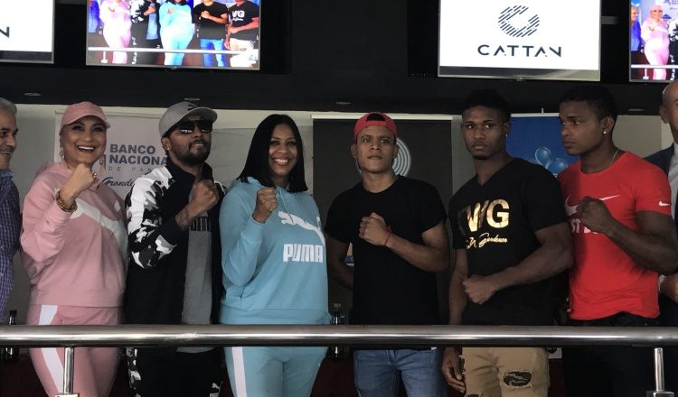 Maricela Moreno acompaña a "Chemito" Moreno y al resto de los boxeadores que verán acción en la velada. Foto G Herrera