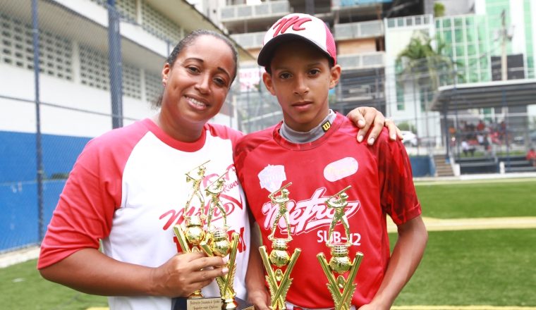 Anayansi Agüero y Luis Rivera cargados de premios. Anayansi Gamez