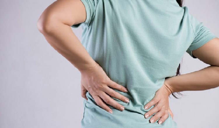 Uno de los síntomas es dolor en la parte baja de la espada, cadera o cintura. Foto: Internet