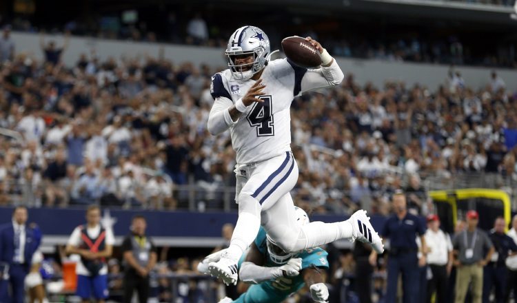 Dak Prescott, "quarterback"  Dallas Cowboys, durante el partido contra los Miami Dolphins. AP